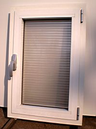 Nr. 6. Aluminium DK Fenster Rechts, Masse: 600 x 900, Farbe: RAL 9016, Öffnungs richtung: Rechts, Profil: Metra, Glas: Polycarbonat, Preis (Zahlbar): 135 €, Stück: 1 Stk.