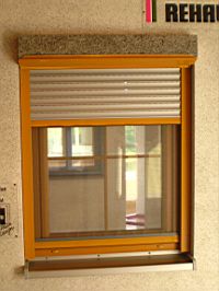 Nr. 3. DK Rechts, 18 mm oregon innenliegende Sprosse, 940 x 1110, Farbe: Oregon/Oregon, Vorsatzrolladen mit Verpuztbare Kasten, silber Lamelle, Profil: Rehau A 60, Fensterpreis (Zahlbar): 58 €, Rolladenpreis (Zahlbar): 38 €